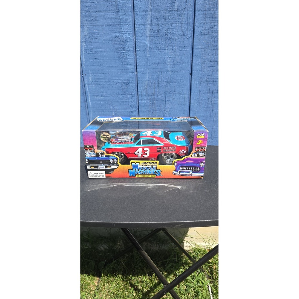 Muscle Machines Nascar '68 Dodge HEMI Dart #43 Richard Petty STP 1:18 scale